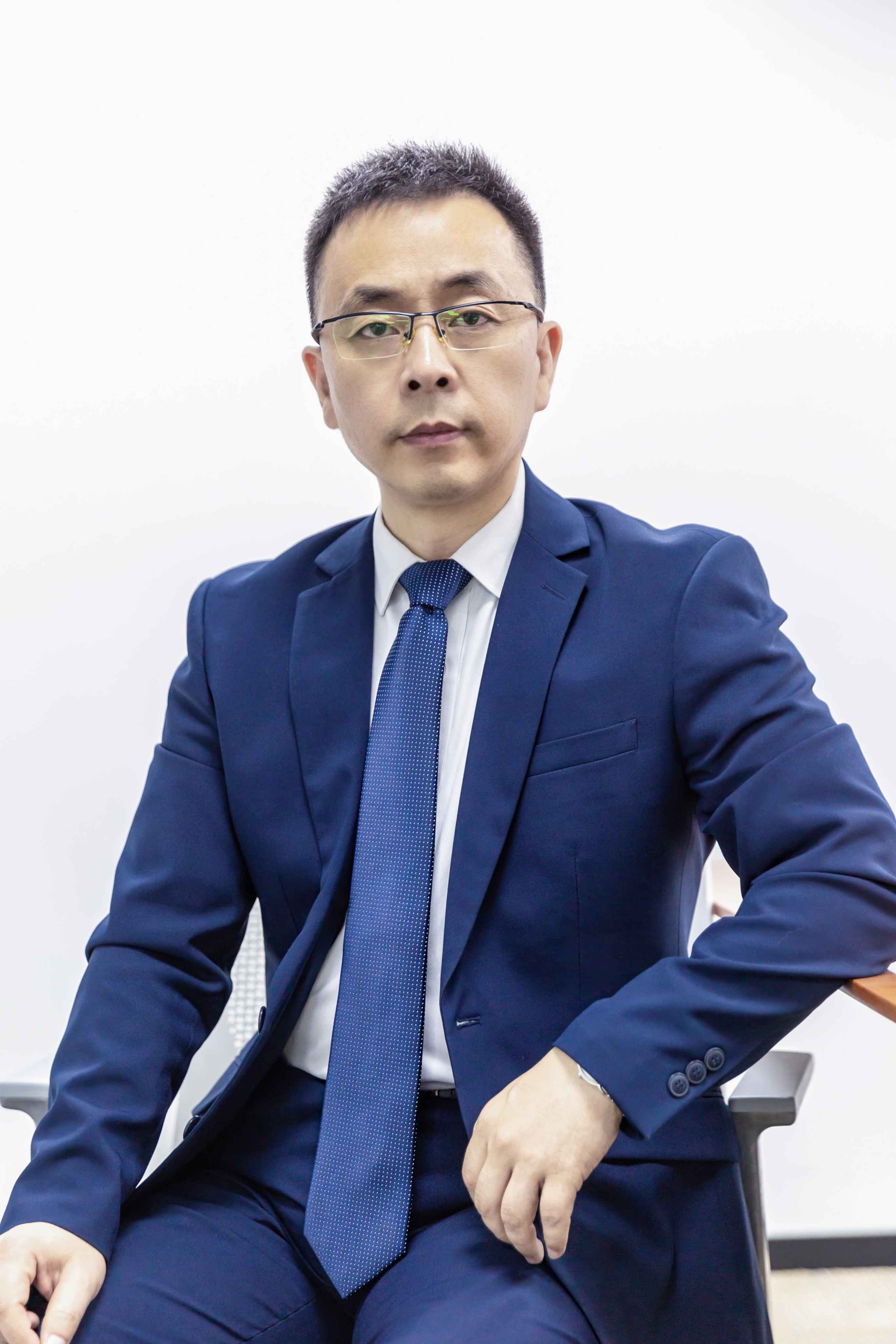 李银伟